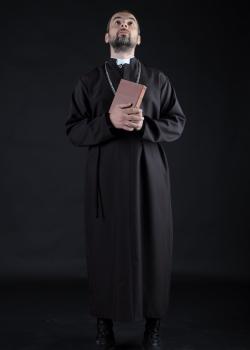 Католический священник